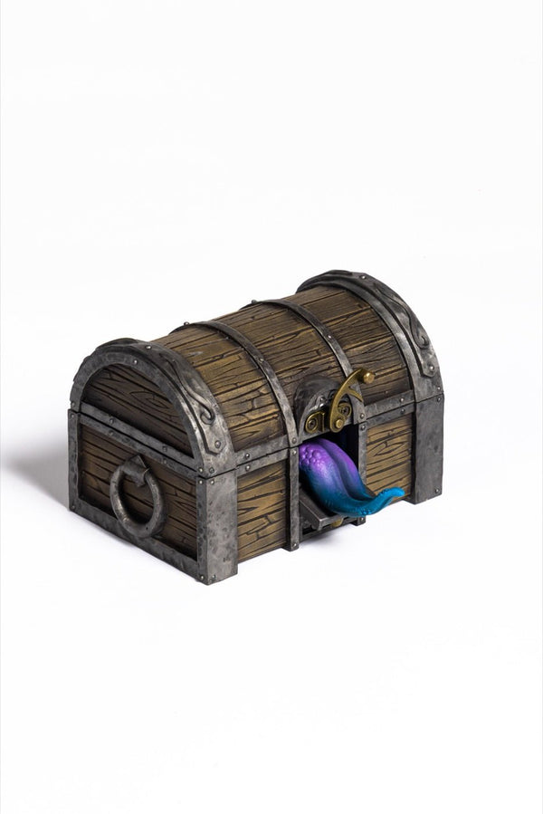 The tongue of the Mimic Dice Box peeking out of the closed chest